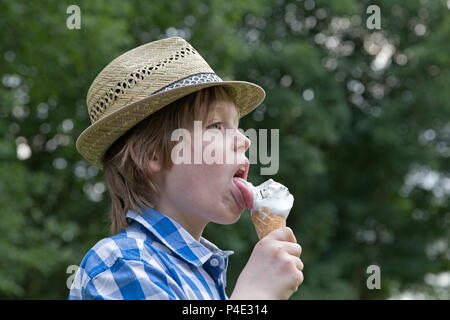 Junge, Eis essen Stockfoto