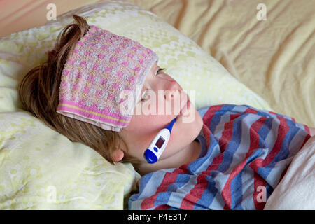 Junge im Bett lag krank Stockfoto