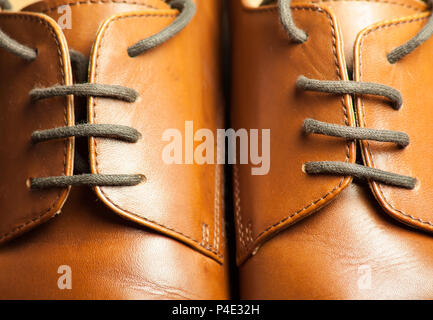 Die Vintage Männer Schuhe aus Leder. Stilvolle Schnürsenkel close-up Stockfoto