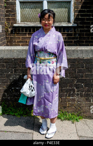 Eine junge Frau trägt einen Kimono, Lewes, East Sussex, Großbritannien Stockfoto