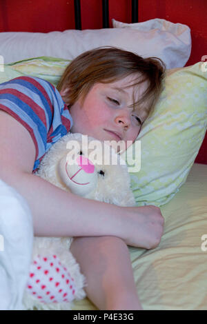 Junge im Bett lag krank Stockfoto