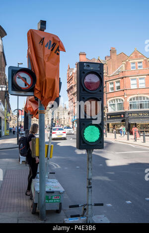 Person die Straße bei temporären Verkehrszeichen zu überqueren, Sheffield, England, Großbritannien Stockfoto