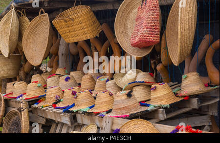 Handwerk wicker Hüte, Taschen und andere Souvenirs in Marokko Markt Stockfoto