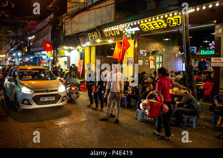 Hanoi, Vietnam - 15. März 2018: Jugendliche in einer beliebten Straße mit Bars in Hanoi. Stockfoto