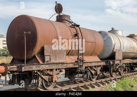 Rusty railway Container für als abgebrochene und Öltransport. Abstrakte Zug transportieren. Stockfoto