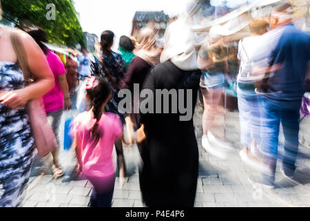 Abstraktes Bild mit Kamera, Zoom Effekt von Menschen zu Fuß in der Stadt mit zoom Effekt Stockfoto