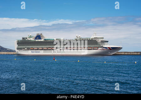 Santa Cruz de la Palma, Spanien - 31. Mai 2018: Die Luxury Cruise "Ventura" von P&O Cruises im Hafen von La Palma, Kanarische Inseln, Spanien angedockt. Stockfoto