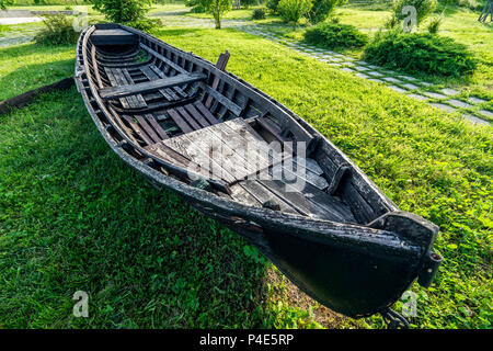Alte Holz- Boot auf das Ufer verlassen Stockfoto