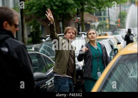 Original Filmtitel: GODZILLA. Englischer Titel: GODZILLA. Regisseur: Gareth Edwards. Jahr: 2014. Stars: ELIZABETH OLSEN; Gareth Edwards. Quelle: WARNER BROS. /Album Stockfoto