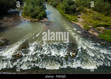 Schnell fließenden Fluss Blick von oben Stockfoto