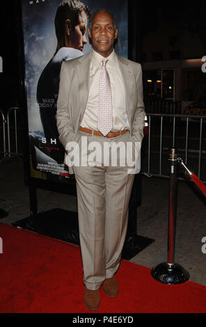 Danny Glover jr. Bei der Ankunft im SHOOTER Premiere auf dem Westwood Village Theater in Los Angeles. headshot voller Länge lächeln Blickkontakt schwarzes Kleid 04 GloverJrDanny 204 Red Carpet Event, Vertikal, USA, Filmindustrie, Prominente, Fotografie, Bestof, Kunst, Kultur und Unterhaltung, Topix Prominente Fashion/Vertikal, Besten, Event in Hollywood Leben - Kalifornien, Roter Teppich und backstage, USA, Film, Stars, Film Stars, TV Stars, Musik, Promis, Fotografie, Bestof, Kunst, Kultur und Unterhaltung, Topix, vertikal, eine Person aus dem Jahr 2007, Anfrage t Stockfoto