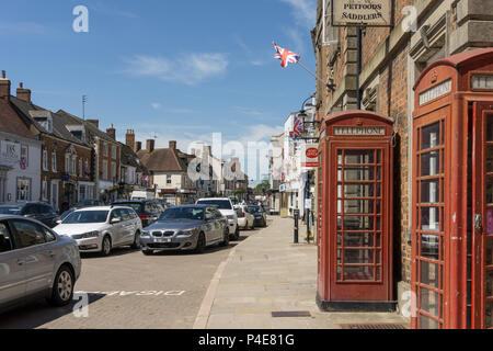 Zwei alte rote Telefonzellen auf dem Marktplatz in der historischen Marktstadt Towcester, Northamptonshire, Großbritannien Stockfoto