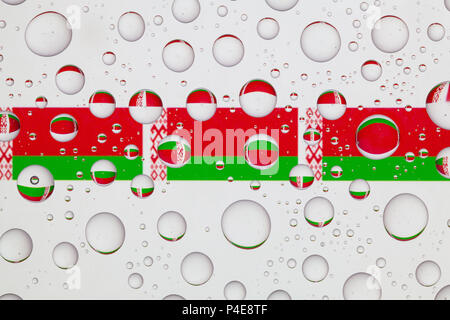 Flagge von Belarus hinter ein Glas mit Regentropfen fallen. Stockfoto