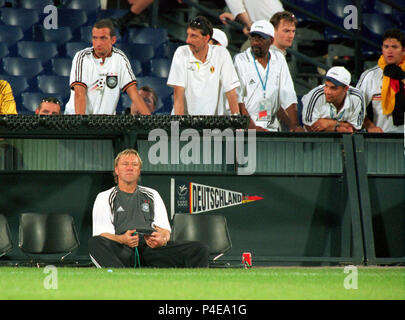 Feijenoord Stadion, Rotterdam die Niederlande 20.06.2000, Fußball-Europameisterschaft 2000, Portugal gegen Deutschland 3:0 --- Assistant Coach Horst HRUB.S. (GER) und frustriert deutsche Fans Stockfoto