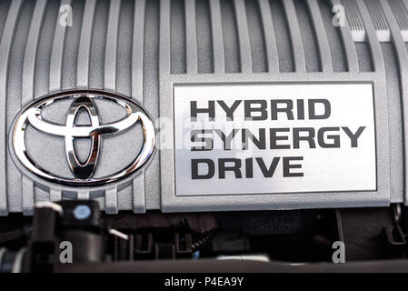 KAUNAS, Litauen - 16. JUNI 2018: Motor einer neuen Toyota Auris Hybrid Auto. Hybrid Synergi Drive Logo. Stockfoto