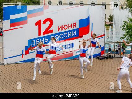 Russland, Wladiwostok, 06/12/2018. Childs in bunten Garnituren als Russische Fahne gemalt durchführen Song auf der Bühne. Feier der jährlichen Russland Tag auf Juni Stockfoto