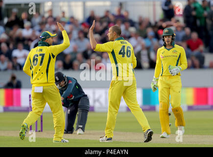 Ashton Agar feiert, dass Englands Joe Root beim One Day International-Spiel im Emirates Riverside, Chester-le-Street, das Wicket für 27 herausholen kann. DRÜCKEN SIE VERBANDSFOTO. Bilddatum: Donnerstag, 21. Juni 2018. Siehe PA Geschichte CRICKET England. Das Foto sollte lauten: Richard Sellers/PA Wire. Stockfoto