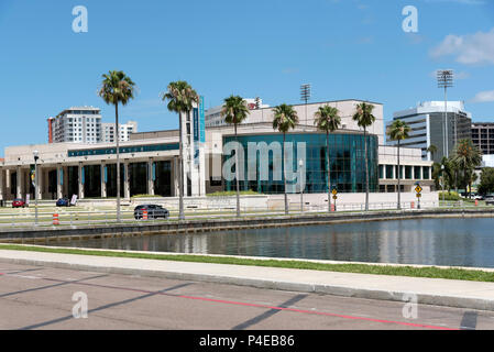 St. Petersburg, Florida, USA. 2018. Die Mahaffey Theater und Duke Energy Center für die Künste. Stockfoto