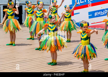 Russland, Wladiwostok, 06/12/2018. Schönes, kleines Mädchen in lustigen Kostümen von Bienen führen den Tanz auf der Bühne. Feier der jährlichen Russland Tag am 12. Juni. Stockfoto