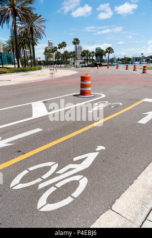 St. Petersburg, Florida, USA. 2018. Malte Anzeichen für eine cycleway am Meer in St. Petersburg, FL, USA Stockfoto