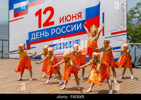 Russland, Wladiwostok, 06/12/2018. Schönes, kleines Mädchen in lustigen Kostümen führen den Tanz auf der Bühne. Feier der jährlichen Russland Tag am 12. Juni. Kids' Pe Stockfoto