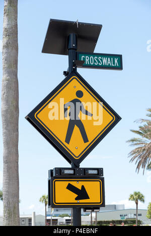 St Petersburgh, Florida, USA. 2018. Crosswalk Warnschild am Straßenrand in St. Petersburg, FL, USA Stockfoto