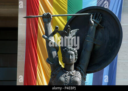 Studenten der Staatlichen Universität "La Sapienza" Protest gegen den Krieg im Irak mit einem großen Frieden Flagge hinter Minerva Statue. Rom Italien. Stockfoto