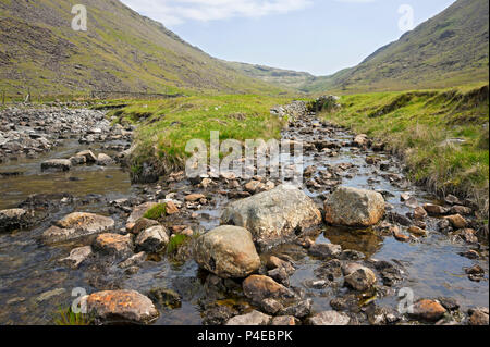 Blick vom Fluss Duddon entlang des Wrynose Pass Lake District National Park Cumbria England Vereinigtes Königreich GB Großbritannien Stockfoto