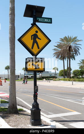 St Petersburgh, Florida, USA. 2018. Crosswalk Warnschild am Straßenrand in St. Petersburg, FL, USA Stockfoto