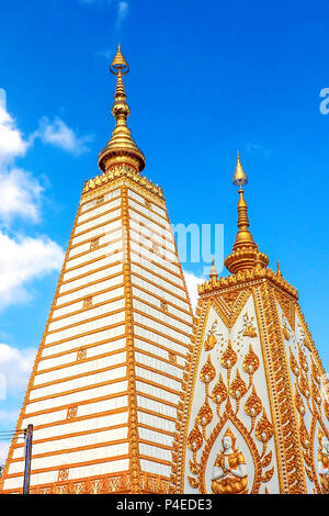 Pagode in Wat Phrathat Nong Bua gegen den blauen Himmel und Wolken in der Provinz Ubon Ratchathani, Thailand Stockfoto