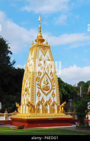 Pagode in Wat Phrathat Nong Bua gegen den blauen Himmel und Wolken in der Provinz Ubon Ratchathani, Thailand Stockfoto