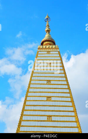 Pagode in Wat Phrathat Nong Bua gegen den blauen Himmel und Wolken in der Provinz Ubon Ratchathani, Thailand Stockfoto