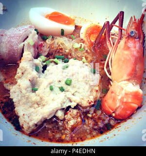 Tom Yum Garnelen Nudeln mit Schweinefleisch und Eier. Stockfoto