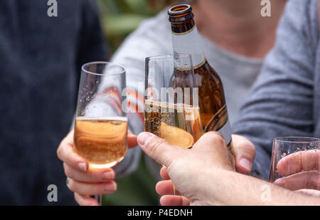 Freunde Toasten mit Getränken (Bier und Prosecco) bei der äußeren sozialen sammeln Stockfoto