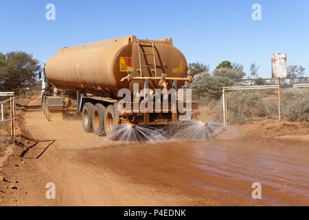 Wasser Lkw Benetzung dirt road, Mt Magnet, Eastern Goldfields, Western Australia | Verwendung weltweit Stockfoto