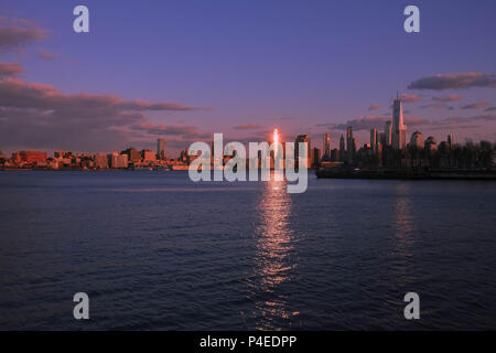 New York City Skyline von Hoboken, NJ. Während einer Feder Sonnenuntergang mit Reflexionen des Lichts über den Hudson River. Stockfoto