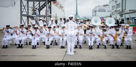 180616-N-YH 603-1015 Tokyo (16. Juni 2018) - - der US-Pazifikflotte Band und Japan Maritime Verteidigung-kraft Yokosuka Band während einer begrüßungszeremonie für die Military Sealift Command Hospital Ship USNS Mercy (T-AH 19) nach der Ankunft in Tokio. Barmherzigkeit ist die port Besuche in Yokosuka und Tokio Beziehungen zwischen U.S. Navy Segler und japanische Bürger durch kulturellen Austausch und bilateralen Training zu fördern. (U.S. Marine Foto von Mass Communication Specialist 3. Klasse Casey Moore/Freigegeben) Stockfoto