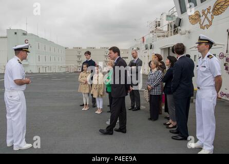 180616-N-RM 689-0052 Tokyo, Japan (16. Juni 2018) Kapitän John R. Rotruck (links), kommandierender Offizier der Military Sealift Command Hospital Ship USNS Mercy (T-AH 19), US-Botschafter in Japan, Herrn Abgeordneten William F. Hagerty IV. und seine Familie eine Tour der Barmherzigkeit vor der Rezeption. USNS Mercy macht port Besuche in Yokosuka und Tokio Beziehungen zwischen U.S. Navy Segler und japanische Bürger durch kulturellen Austausch und bilateralen Training zu fördern. (U.S. Marine Foto von Mass Communication Specialist 2. Klasse Kelsey L. Adams/Freigegeben) Stockfoto