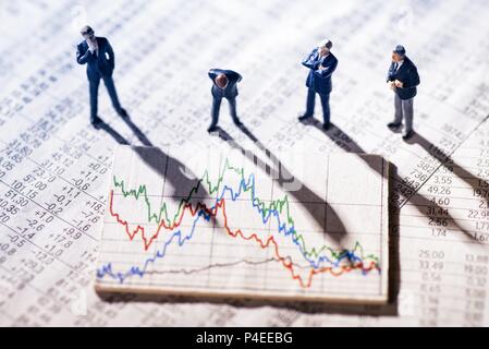 Die Unternehmer sind skeptisch bei Börse Charts suchen. | Verwendung weltweit Stockfoto