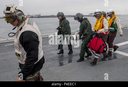 180617-N-RM 689-0174 Tokyo, Japan (17. Juni 2018) Segler zugeordnet zu militärischen Sealift Command Hospital Ship USNS Mercy (T-AH 19) für Pazifische Partnerschaft 2018 (PP18) und japanische Maritime Verteidigung-kraft (JMSDF) ein mock Patienten von einem SH-60K Sea Hawk Hubschrauber zum JMSDF während eines bilateralen Medical Training Team Bohrer zwischen Barmherzigkeit und JMSDF Personal verbunden. USNS Mercy macht port Besuche in Yokosuka und Tokio Beziehungen zwischen U.S. Navy Segler und japanische Bürger durch kulturellen Austausch und bilateralen Training zu fördern. (U.S. Marine Foto von Massenkommunikation Speci Stockfoto