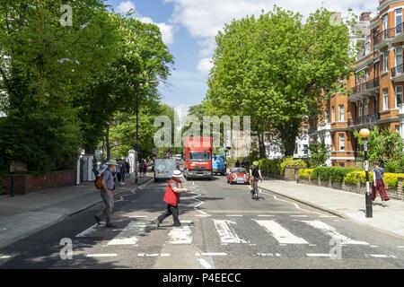 UK: Abbey Road Zebrastreifen vor der Abbey Road Studios (Beatles) in London. Foto vom 09. Mai 2010. | Verwendung weltweit Stockfoto