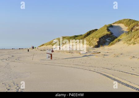 Amrum der Dünengürtel neben dem breiten Strand in der Nähe von Norddorf mit Liegen und Abdrücke in den feinen Sand, 11. Mai 2018 | Verwendung weltweit Stockfoto