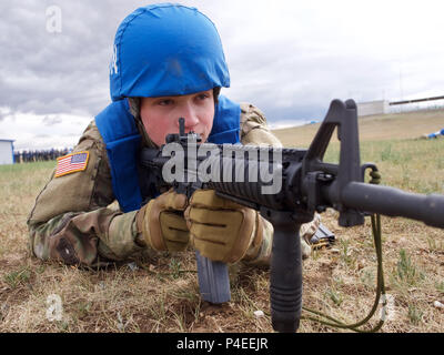 Alaska Army National Guard Pvt. William Lieberman, Uhren sein Sektor Juni 17, 2018, während Taktisches Unfallversicherung Care Ausbildung auf fünf Hügeln, Mongolei, als Teil der Khaan Quest 2018. Der Zweck der Khaan Quest ist der Vereinten Nationen Schulung und Zertifizierung für die Teilnehmer durch die Durchführung von realistischen Peace Support Operations zu gewinnen, gehören die Erhöhung und Verbesserung der UN-PKO Interoperabilität und militärischen Beziehungen zwischen den teilnehmenden Nationen. (U.S. Army National Guard Foto von Sgt. David Bedard / freigegeben) Stockfoto