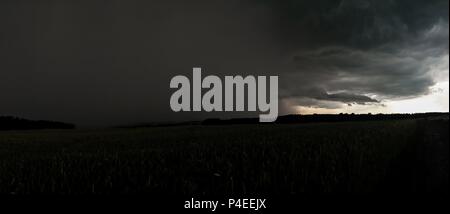 Die wolkenbildung kurz vor Gewitter Gewitter mit Starkregen, Hagel und starke Windböen, Ansbach, Bayern, Deutschland | Verwendung weltweit Stockfoto