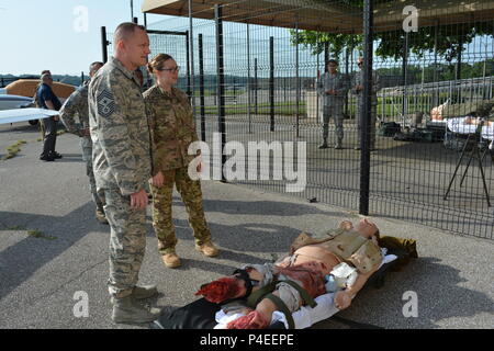 CINCINNATI, Ohio - Chief Master Sgt. Jason Frankreich, Befehl Chief, Air Force Materiel Command, bespricht die Training Protokolle für Luftwaffe critical care Transport Teams mit Air Force Staff Sgt. Samantha Roberts, C-sterne Ausbildung Instructor, bei einem Besuch der Taktischen Critical Care Evakuierung Team Training am Cincinnati Zentrum für die Erhaltung des Traumas und der Bereitschaft Fähigkeiten zu sehen. Die C-STARS ist eine gemeinsame Partnerschaft zwischen der Universität Cincinnati Medical Center und der Air Force, mit der Mission, praktische, realistische Ausbildung für militärische medizinisches Personal in Trauma und Stockfoto