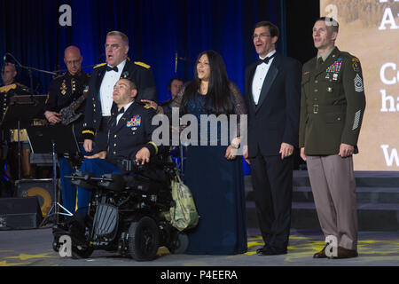 Der 243rd Army Birthday Ball war eine offizielle Gedenkfeier der US Army, die am 16. Juni 2018 in Washington, D.C. stattfand und 243 Jahre seit der Gründung der US Army im Jahr 1775 feierte. Auf dem Archivbild sind hochrangige Armeeführer und Gäste, die während der Veranstaltung im Washington Hilton Hotel „The Army Goes Rolling Along“ singen, aufgeführt. Der historische Fotodruck dokumentiert die feierliche Einhaltung und offizielle Teilnahme. Stockfoto