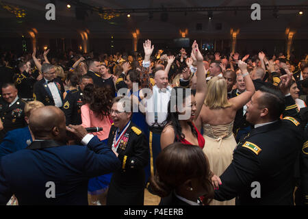 Der 243rd Army Birthday Ball war eine offizielle Gedenkfeier der US Army, die am 16. Juni 2018 in Washington, D.C. stattfand und 243 Jahre seit der Gründung der US Army im Jahr 1775 feierte. Das Archivbild dokumentiert Gäste, die während des Abendempfangs im Washington Hilton Hotel tanzen. Der historische Fotodruck dokumentiert gesellschaftliche Traditionen, die mit der jährlichen Geburtstagsbegehung der Armee verbunden sind. Stockfoto