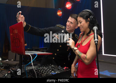 Der 243rd Army Birthday Ball war eine offizielle Gedenkfeier der US Army, die am 16. Juni 2018 in Washington, D.C. stattfand und 243 Jahre seit der Gründung der US Army im Jahr 1775 feierte. Das Archivbild dokumentiert einen Soldaten, der während des Empfangs im Washington Hilton Hotel ein Selfie mit DJ Jena Red machte. Der historische Fotodruck dokumentiert zeitgenössische Unterhaltungselemente, die in die Geburtstagsfeier der Armee einfließen. Stockfoto