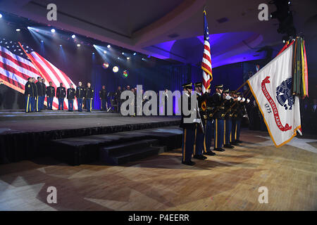 Der 243. Army Birthday Ball fand am 16. Juni 2018 im Washington Hilton Hotel in Washington, D.C. statt, wo Auftritte der U.S. Army Field Band und des Soldiers' Chorus gezeigt wurden. Das Archivbild dokumentiert Soldaten, die die Nationalhymne während des formellen militärischen Ereignisses aufführen. Stockfoto