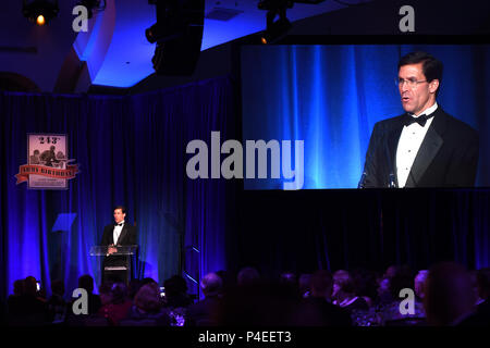 Der 243. Army Birthday Ball, der am 16. Juni 2018 im Washington Hilton Hotel in Washington, D.C. stattfand, feierte die Gründung der United States Army. Das Archivbild dokumentiert die offiziellen Bemerkungen, die während des formellen militärischen Ereignisses abgegeben wurden. Der historische Fotodruck dokumentiert zeremonielle Vorgänge und die Anwesenheit hochrangiger Armeeoffiziere. Stockfoto